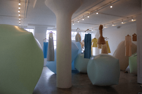 Teresa Helbig deslumbra con elegancia fluida en su nueva colección ‘Wet Ballet’ Teresa Helbig deslumbra con elegancia fluida en su nueva colección ‘Wet Ballet’