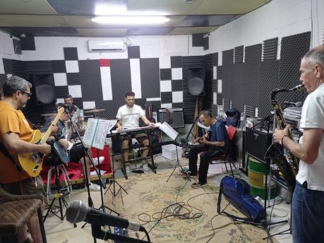 BLOGSSIPGIRL TE PRESENTA: LEO DEXTER BAND, VOZ RASGADA, RITMOS PENETRANTES.