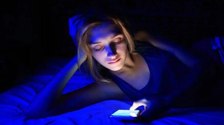 Cómo proteger tu piel de la luz azul de tus dispositivos