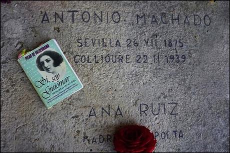 Ante la tumba de Antonio Machado en Collioure