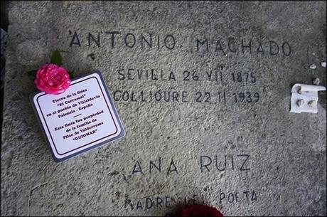 Ante la tumba de Antonio Machado en Collioure