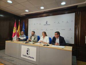 Una quincena de coches arrastrados por el agua tras el desbordamiento de la cañada en Alcalá del Júcar