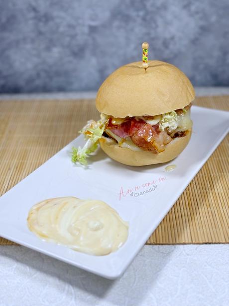 Cheeseburger al estilo americano con salsa Jack Daniel's Cheeseburger al estilo americano con salsa Jack Daniel's