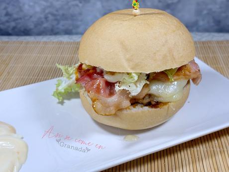 Cheeseburger al estilo americano con salsa Jack Daniel's Cheeseburger al estilo americano con salsa Jack Daniel's
