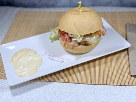 Cheeseburger al estilo americano con salsa Jack Daniel's Cheeseburger al estilo americano con salsa Jack Daniel's