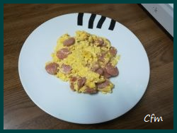 Revuelo de salchichas y queso