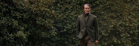 Blazer de lana merino gris claro de Ermenegildo Zegna, combinado con una camisa de lino azul y pantalones chinos beige