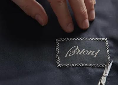 Traje azul marino de Brioni con chaqueta estructurada, perfecto para ocasiones formales que requieren un look refinado.