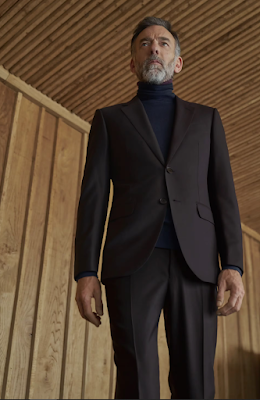 Blazer de lana merino gris claro de Ermenegildo Zegna, combinado con una camisa de lino azul y pantalones chinos beige