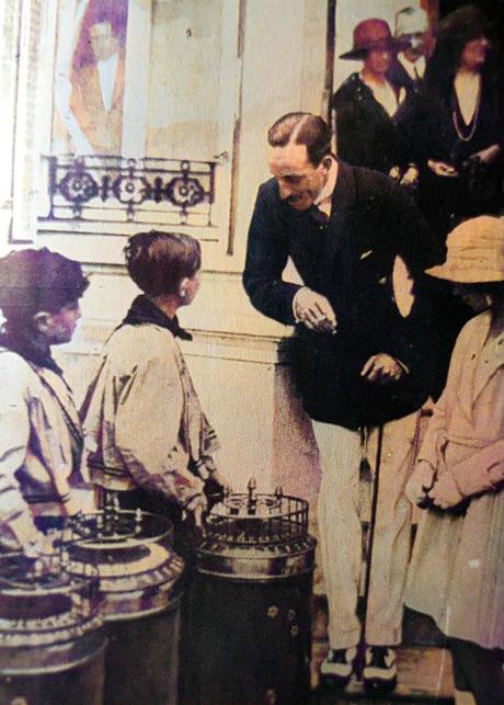 S.M. don Alfonso XIII con los barquilleros