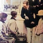 S.M. don Alfonso XIII con los barquilleros