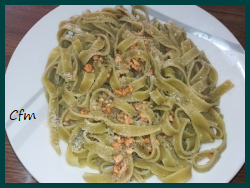 Fetuccini verdes con pesto de almendras