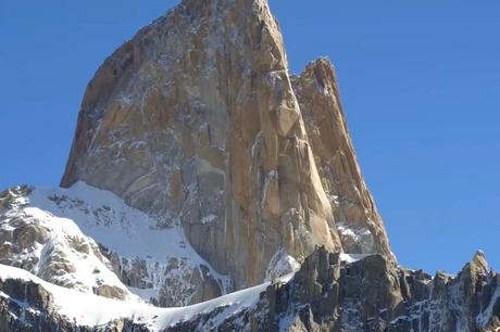 Excursión de Calafate a El Chaltén, caminata de 10 horas entre bosques y montañas. Excursión de Calafate a El Chaltén, caminata de 10 horas entre bosques y montañas.