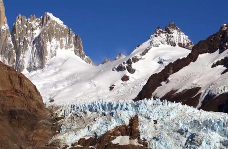 Excursión de Calafate a El Chaltén, caminata de 10 horas entre bosques y montañas. Excursión de Calafate a El Chaltén, caminata de 10 horas entre bosques y montañas.