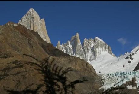 Excursión de Calafate a El Chaltén, caminata de 10 horas entre bosques y montañas. Excursión de Calafate a El Chaltén, caminata de 10 horas entre bosques y montañas.