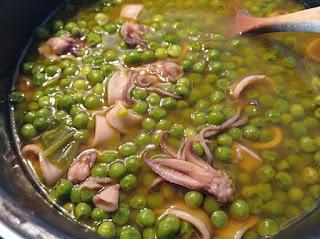 Guisantes caldosos con calamarcitos