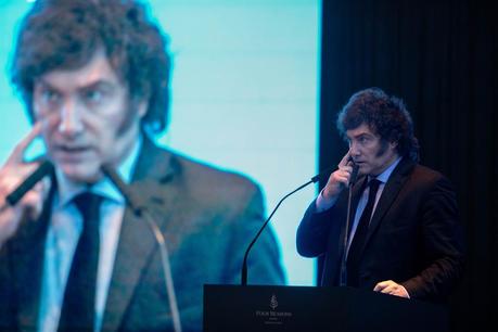 ¿Qué hará Interpol con las órdenes de captura de Milei y Maduro?