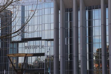 ¿Qué hará Interpol con las órdenes de captura de Milei y Maduro?