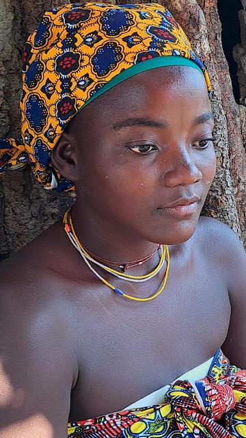 ANGOLA: LAS ETNIAS MUHILA Y MUCUBAL EN LOS MERCADOS ALREDEDOR DE CHIBIA ANGOLA: LAS ETNIAS MUHILA Y MUCUBAL EN LOS MERCADOS ALREDEDOR DE CHIBIA