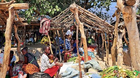 ANGOLA: LAS ETNIAS MUHILA Y MUCUBAL EN LOS MERCADOS ALREDEDOR DE CHIBIA ANGOLA: LAS ETNIAS MUHILA Y MUCUBAL EN LOS MERCADOS ALREDEDOR DE CHIBIA