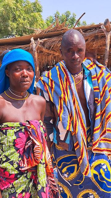 ANGOLA: LAS ETNIAS MUHILA Y MUCUBAL EN LOS MERCADOS ALREDEDOR DE CHIBIA ANGOLA: LAS ETNIAS MUHILA Y MUCUBAL EN LOS MERCADOS ALREDEDOR DE CHIBIA