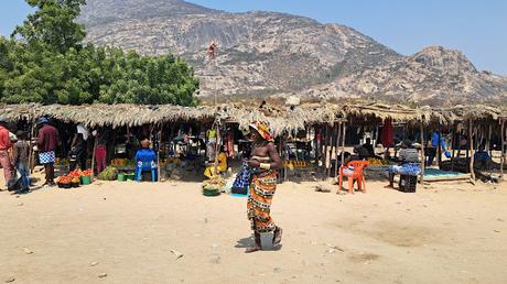 ANGOLA: LAS ETNIAS MUHILA Y MUCUBAL EN LOS MERCADOS ALREDEDOR DE CHIBIA ANGOLA: LAS ETNIAS MUHILA Y MUCUBAL EN LOS MERCADOS ALREDEDOR DE CHIBIA