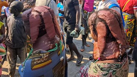 ANGOLA: LAS ETNIAS MUHILA Y MUCUBAL EN LOS MERCADOS ALREDEDOR DE CHIBIA ANGOLA: LAS ETNIAS MUHILA Y MUCUBAL EN LOS MERCADOS ALREDEDOR DE CHIBIA