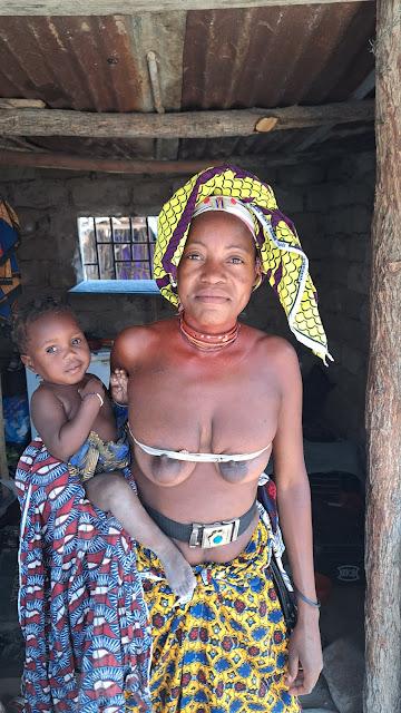 ANGOLA: LAS ETNIAS MUHILA Y MUCUBAL EN LOS MERCADOS ALREDEDOR DE CHIBIA ANGOLA: LAS ETNIAS MUHILA Y MUCUBAL EN LOS MERCADOS ALREDEDOR DE CHIBIA