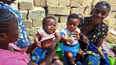 ANGOLA: LAS ETNIAS MUHILA Y MUCUBAL EN LOS MERCADOS ALREDEDOR DE CHIBIA ANGOLA: LAS ETNIAS MUHILA Y MUCUBAL EN LOS MERCADOS ALREDEDOR DE CHIBIA