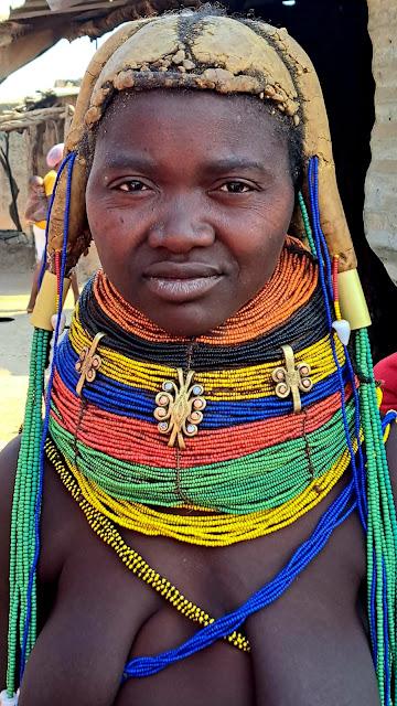 ANGOLA: LAS ETNIAS MUHILA Y MUCUBAL EN LOS MERCADOS ALREDEDOR DE CHIBIA ANGOLA: LAS ETNIAS MUHILA Y MUCUBAL EN LOS MERCADOS ALREDEDOR DE CHIBIA