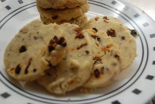 Discos de nueces, tomates secos y aceitunas