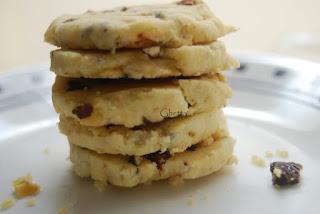 Discos de nueces, tomates secos y aceitunas