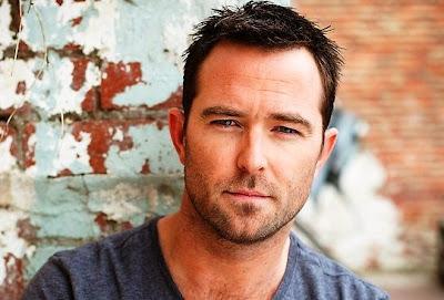 Sullivan Stapleton será Temístocles en '300: The battle of Artemisia'