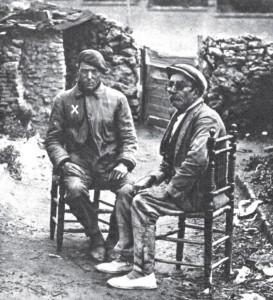 Casimiro Municio y su compadre, en 1930. Casimiro Municio, el verdugo de vida gris