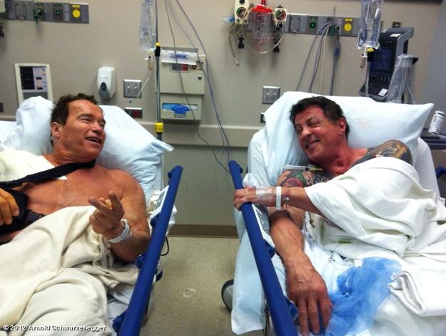 La foto bizarra: Arnie y Sly comparten habitación en el hospital