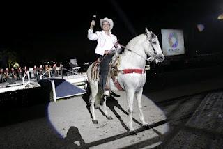 José Julián impresiona con sus caballos arriba de los escenarios
