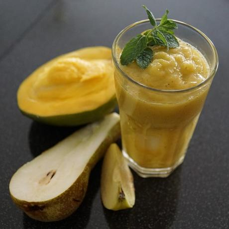 Smoothie refrescante de pera, manzana y mango Smoothie refrescante de pera, manzana y mango