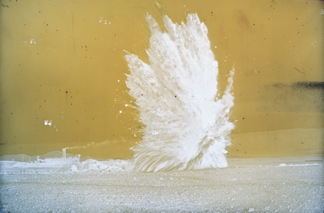 Conoce Chilehaus: cómo la identidad salitrera dejó huella en Alemania Detonación de tiro para cateo en salitrera de Henry B. Sloman. Fuente_ Autor desconocido, 1913. © Archivo Henry B. Sloman.