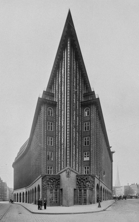 Conoce Chilehaus: cómo la identidad salitrera dejó huella en Alemania Vista frontal del edificio Chilehaus. Fuente: Autor desconocido, ca 1925