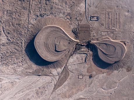 Conoce Chilehaus: cómo la identidad salitrera dejó huella en Alemania Tortas de relave y huellas industriales en Oficina Salitrera Empresa. © Alfredo Thiermann, 2024.