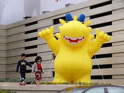 Aaron, el dinosaurio amarillo de Taiwán