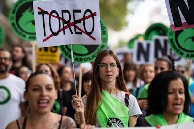 Paso histórico contra la tauromaquia… y “Tardes de soledad”.