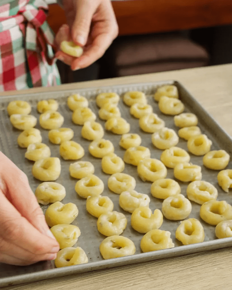 taralli sobre fuente para horno