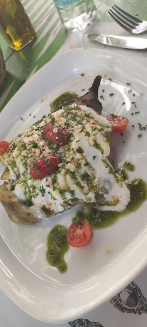 BERENJENA ASADA CON BURRATA, PESTO Y AVELLANAS