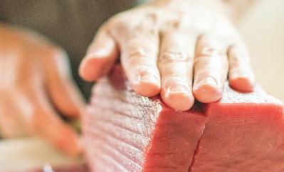 Persona cortando bonito Persona cortando bonito