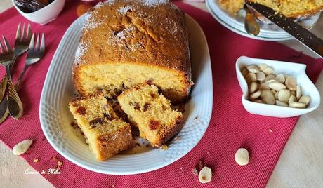 Pastel de madeira con té aromático y frutas secas