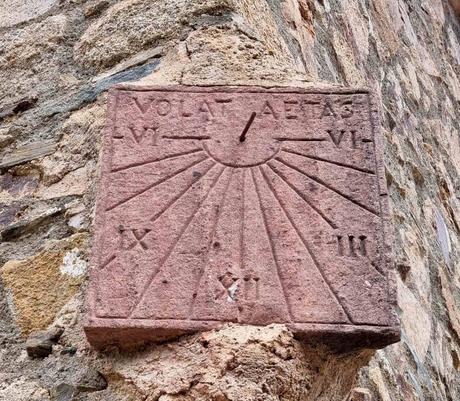 Reloj solar modernista con analemas en Viladrau Reloj solar modernista con analemas en Viladrau