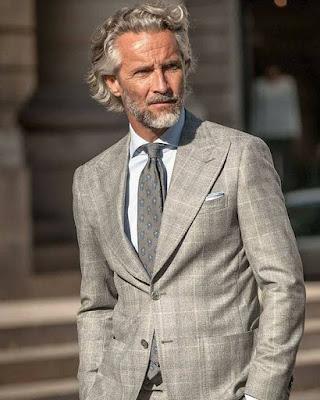 Fondo de Armario para hombres de 50 años Moda masculina, estilo para hombres de 50 años, fondo de armario versátil, trajes a medida, elegancia masculina, ropa de lujo, calzado clásico, blazers y camisas de calidad, Brad Pitt,