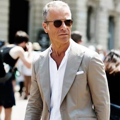 Fondo de armario para hombres de 50 Moda masculina, estilo para hombres de 50 años, fondo de armario versátil, trajes a medida, elegancia masculina, ropa de lujo, calzado clásico, blazers y camisas de calidad, Brad Pitt,