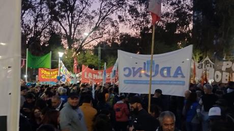 La columna vertebral de la Nación es la educación pública que iguala y nos hace libres